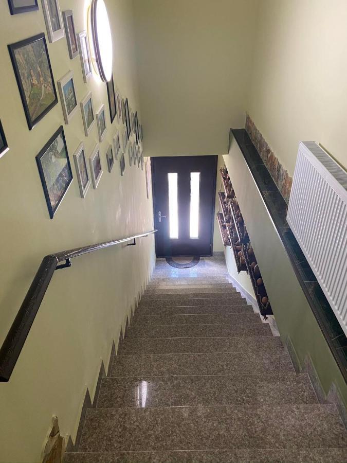 Art Hole Bed & Breakfast Kutaisi Bagian luar foto