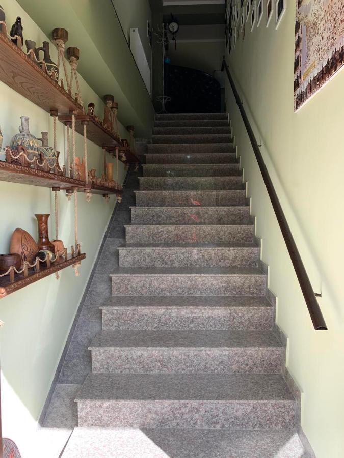 Art Hole Bed & Breakfast Kutaisi Bagian luar foto