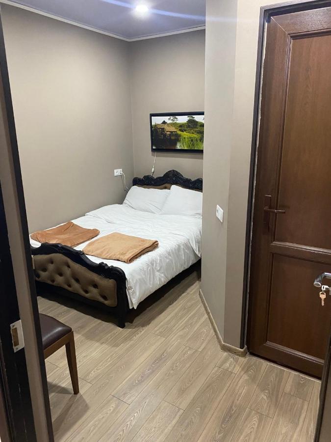 Art Hole Bed & Breakfast Kutaisi Bagian luar foto
