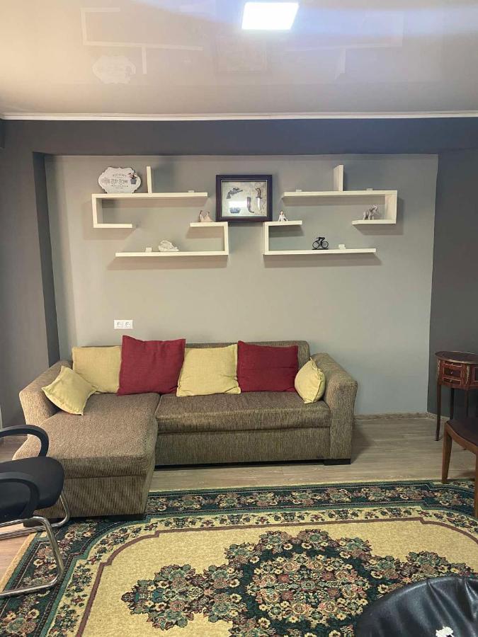 Art Hole Bed & Breakfast Kutaisi Bagian luar foto