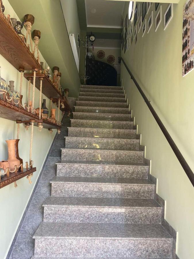 Art Hole Bed & Breakfast Kutaisi Bagian luar foto