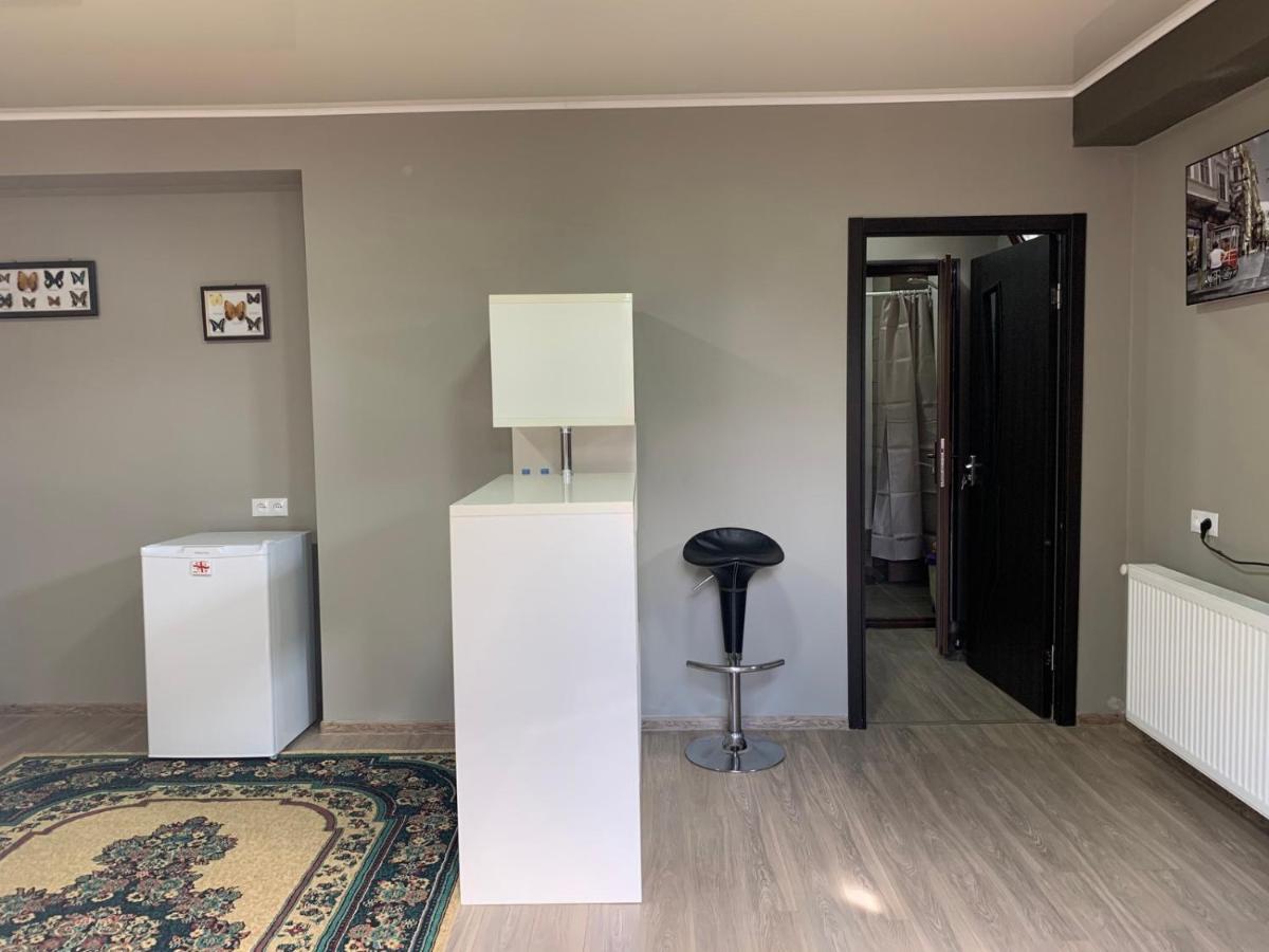 Art Hole Bed & Breakfast Kutaisi Bagian luar foto