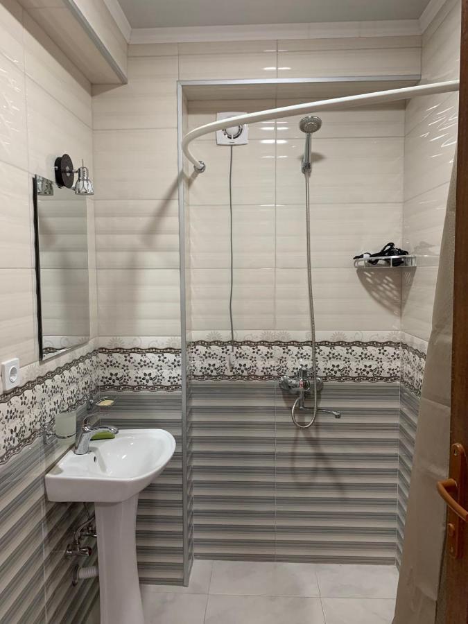 Art Hole Bed & Breakfast Kutaisi Bagian luar foto